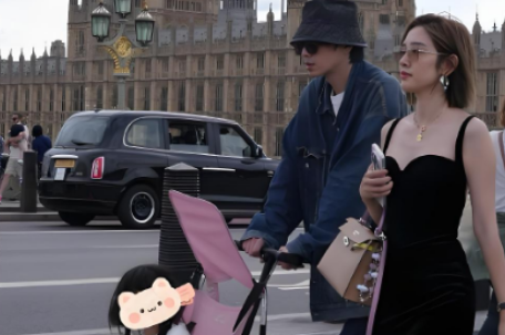 张若昀一家三口现身伦敦过六一