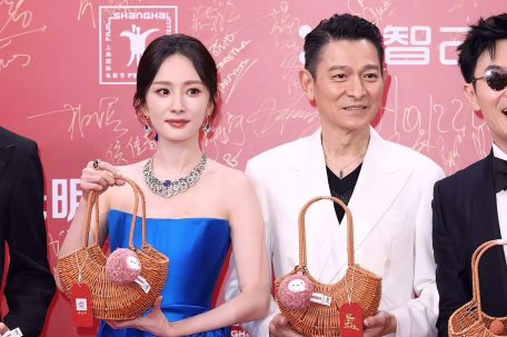 杨幂挽着刘德华疑似林萧上身