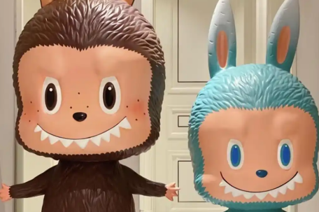 两个拍出天价的LABUBU都曾经是他的