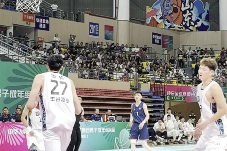 周琦“暴揍”老东家北京男篮