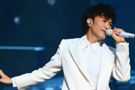 陆振华去看何书桓演出了