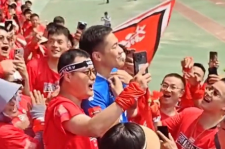 南京球迷被主队包围 秒换淮安红袍
