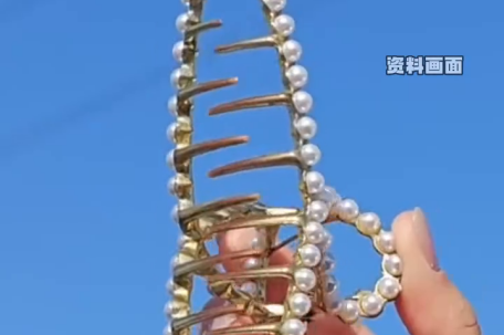 女子戴鲨鱼夹骑电车摔倒致头骨骨折