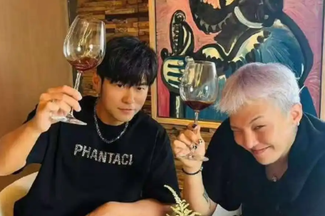周杰伦晒与权志龙喝酒合照