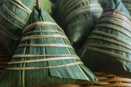 外国人吃粽子连皮都吃