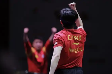 王皓用换球衣战术帮王楚钦大逆转