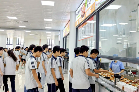 校长亲自干食堂 感慨：比外包难太多
