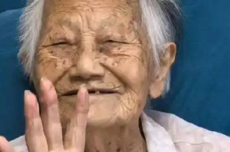 104岁老人成苏超球迷