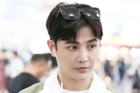 演员孙坚在西班牙用包占座 包被偷了