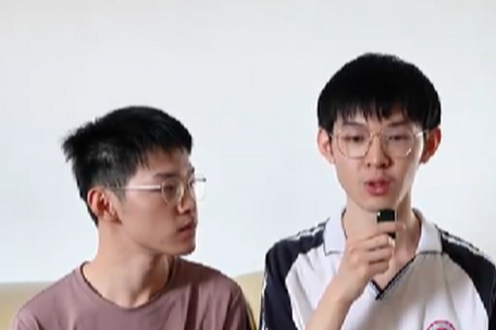 双胞胎兄弟双双考上清华