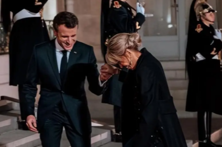 马克龙被老婆打脸 看见镜头后秒微笑