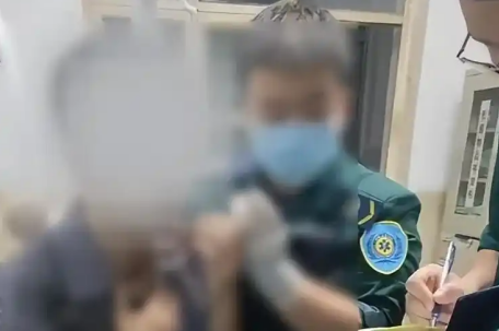 急救人员回应男子脖子被扎烧烤签
