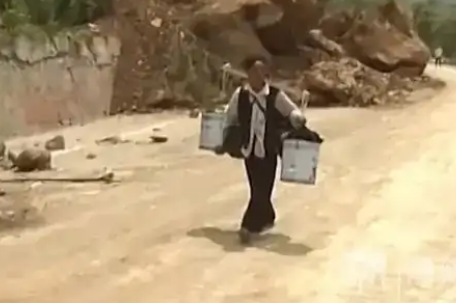 汶川地震李小萌路遇朱大爷完整版