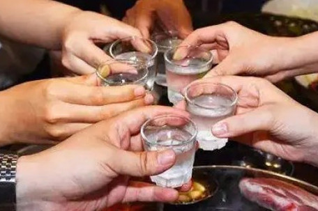 年轻人讨厌的不是酒是酒局 