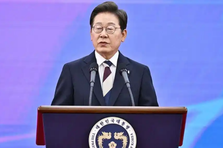 李在明就职典礼上两名警卫互相推搡