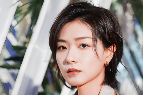 万茜斩获金爵奖影后 