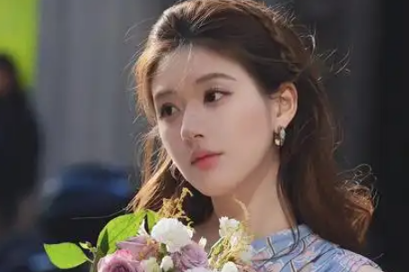 赵露思金发低胸装好像“精神小妹”