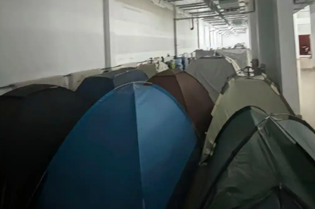 吉林大学学生因宿舍太热支帐篷过夜