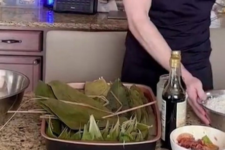 外国人开始包粽子了