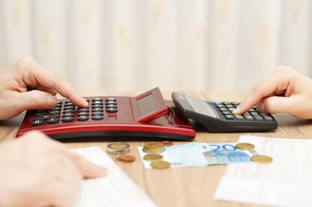 男子质疑妻子两个孩子1天100不够吗