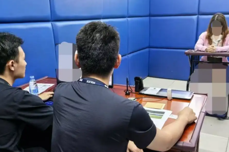 女子伸腿阻止高铁关门被行拘