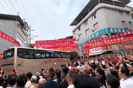 小镇万人空巷送千名高考生