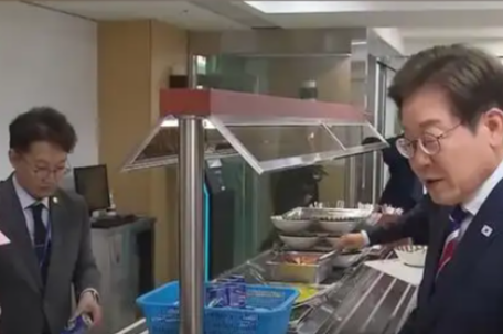 李在明与记者共进午餐 吃泡菜面条