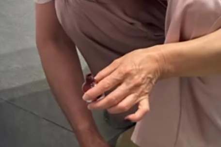 曝KKV有灰指甲顾客拿试用指甲油涂脚