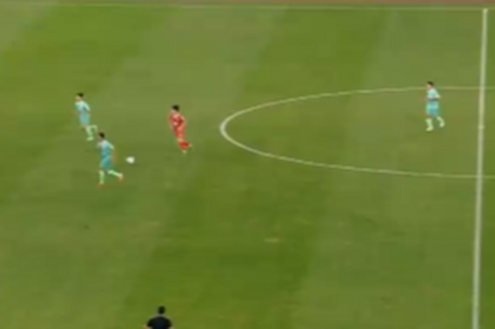 盐城前锋射门被没收 主帅仰天抱头 