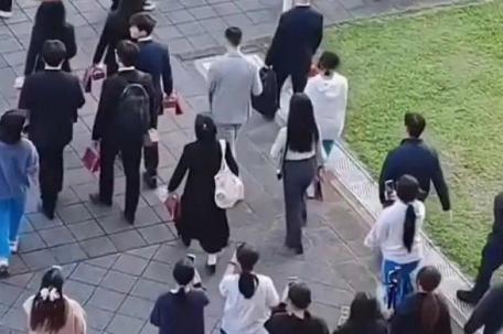 马龙和台湾女学生握手 女粉吃醋