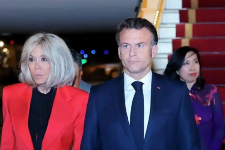 马克龙伸手扶妻子下飞机遭无视