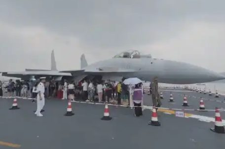 山东舰上歼15T为香港观众遮风挡雨