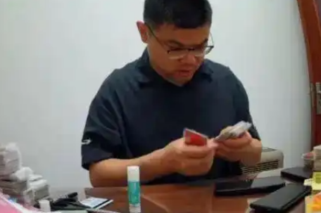 男子寄107万元油卡遭快递员变卖