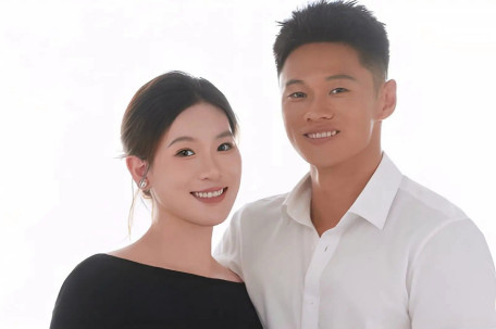 谢震业晒妻子孕肚照：第一个父亲节