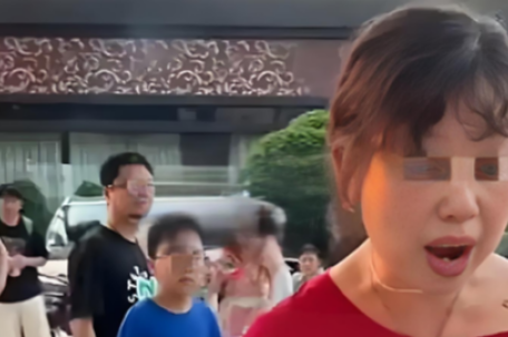 游客在洪崖洞遭红衣女子拉拽拍照