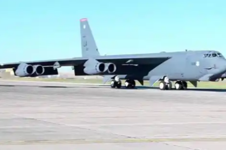 美军B-52H轰炸机现身朝鲜半岛