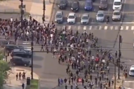 洛杉矶后 芝加哥也爆发抗议活动