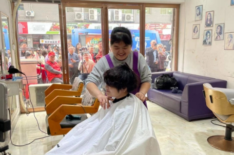 理发师晓华父亲节在街头义剪