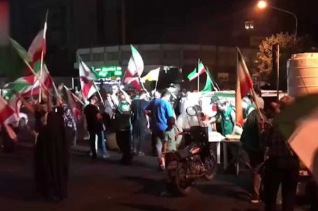 袭击美军基地后 伊朗民众上街庆祝