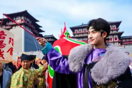 在景区做帅哥NPC 一天“壁咚”300人