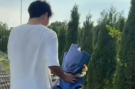 男生带妈妈遗照参加高考 其父亲回应