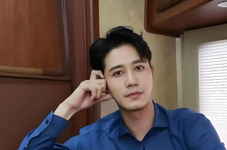 彭冠英在餐厅抽电子烟