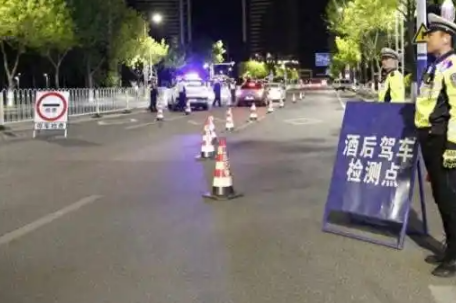 司机遇查酒驾当场吨吨吨喝下1瓶白酒