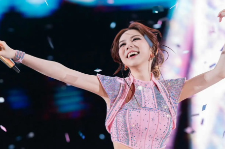 邓紫棋烟台演唱会被热成“邓红棋”