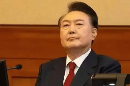 尹锡悦戴红领带出庭 