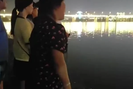 15岁孩子夜游嘉陵江失踪 妈妈急哭