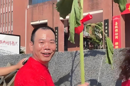 考生爸爸穿红色旗袍送考