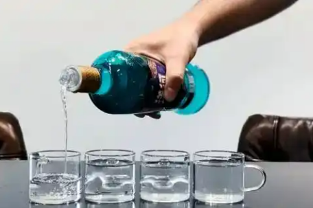 一瓶几十元 白酒巨头狂卷“光瓶酒”