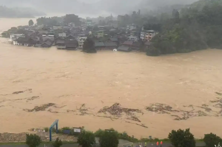 女子被洪水冲进地库 靠游泳逃生 