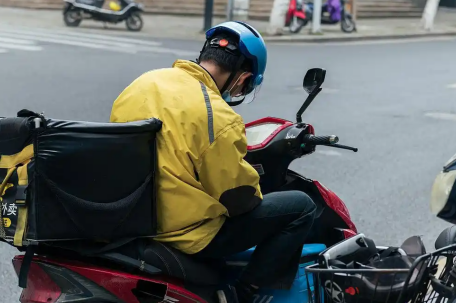 外卖员遇“关门杀” 物业被判赔21万